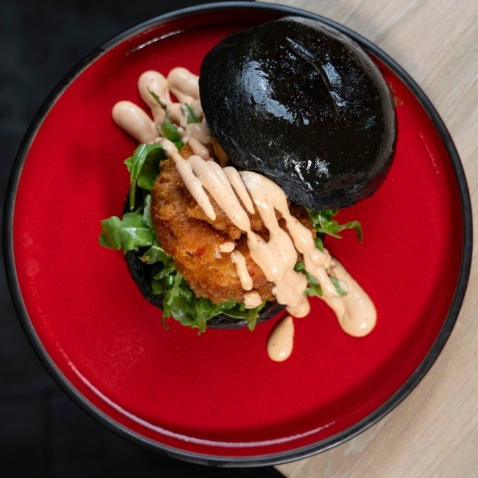 Hamburguesa de pan negro con pollo crujiente