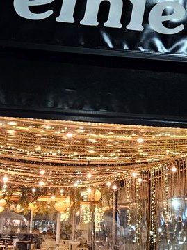 Fachada iluminada de Le Première en Av. España, Albacete