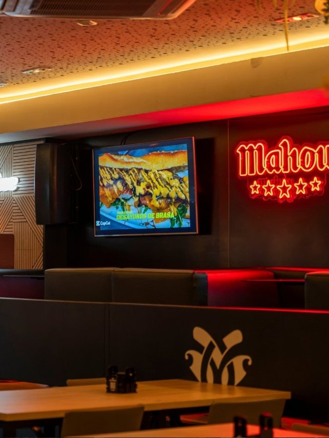 Interior de Le Première con neones y decoración moderna