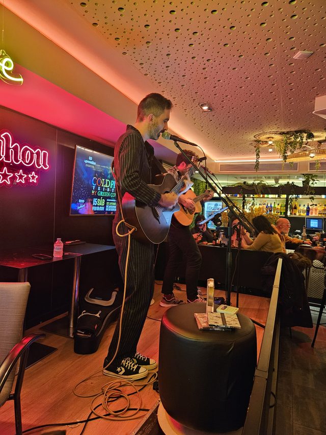 Concierto acústico en Le Première con neón Mahou