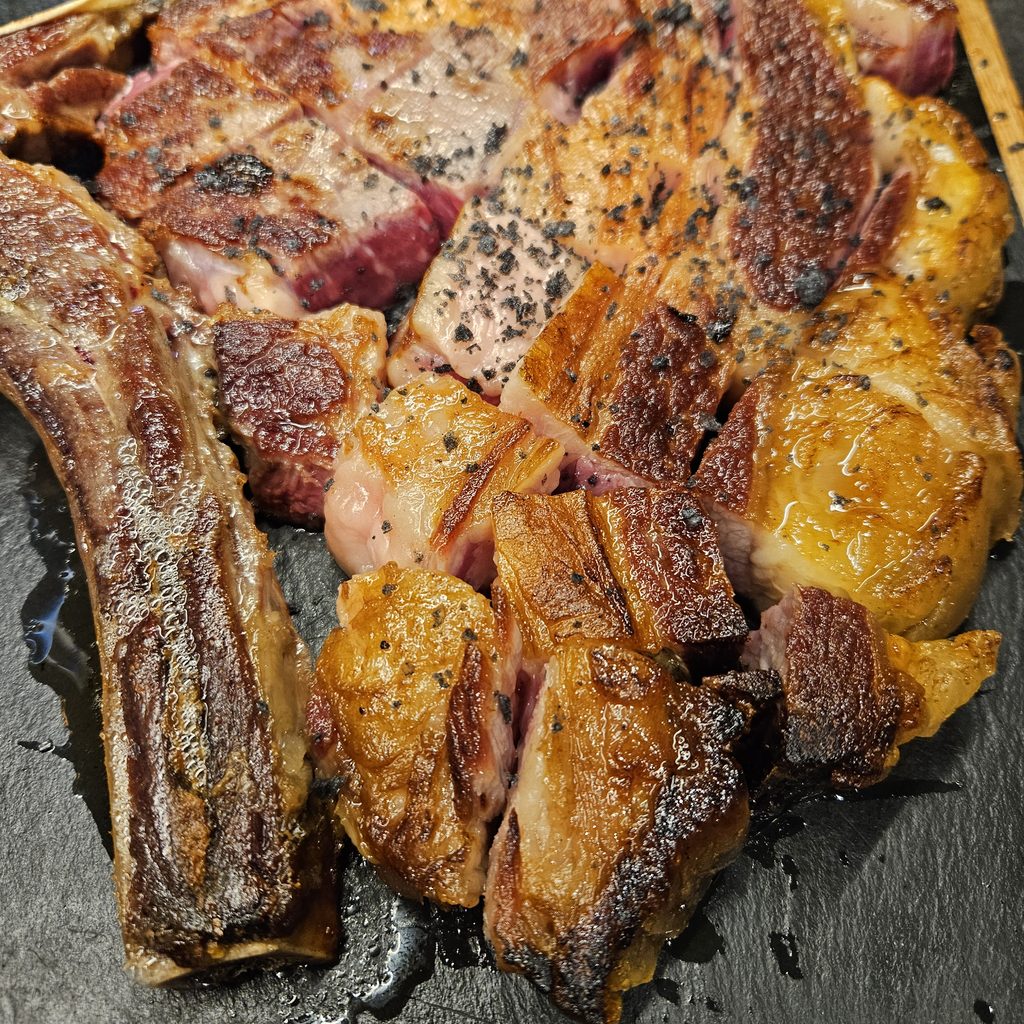 Chuletón a la brasa con patatas panaderas